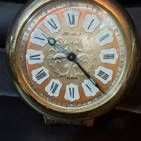 Часовник , снимка 1 - Антикварни и старинни предмети - 44866475