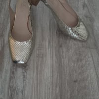 Продавам празнични блестящи дамски обувки., снимка 3 - Дамски елегантни обувки - 43411488