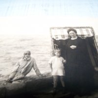 Стара снимка-картичка край морето от 1926г., снимка 6 - Други ценни предмети - 33038938