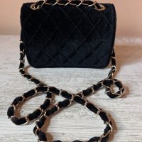 Малка черна велурена чанта с дръжка и закопчалка в златно 🖤, снимка 2 - Чанти - 43887393