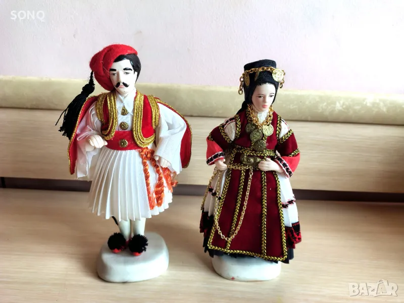 Колекционерски Порцеланови Фигури Национални Носии, снимка 1