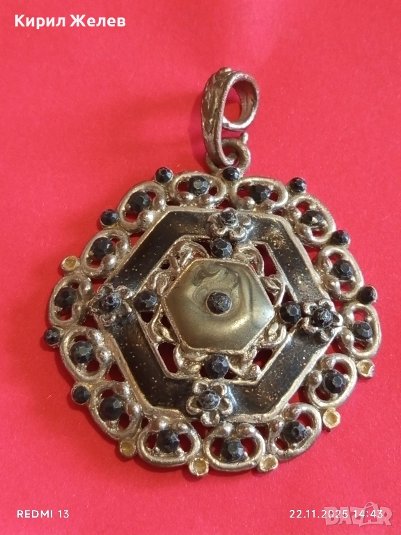 ВИНТИДЖ МЕДАЛЬОН ИНКРУСТИРАН с ЧЕРНИ КРИСТАЛИ ШЕСТОЪГЪЛНА ФОРМА 50716, снимка 1