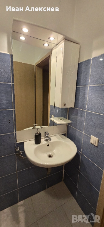 Горен шкаф за баня с огледало и осветление, снимка 1