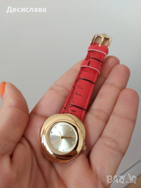 Дамски часовник с червена кожена каишка и циферблат като цвете в златисто, снимка 1