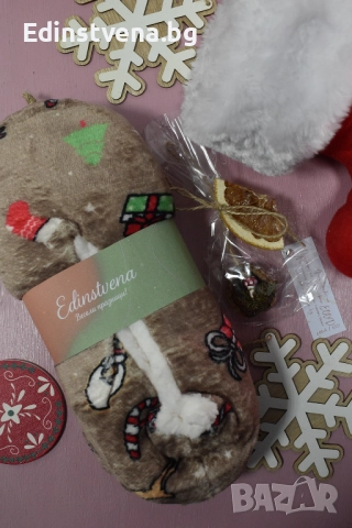 Коледни пухкави пантофи в бежово с ефектен принт