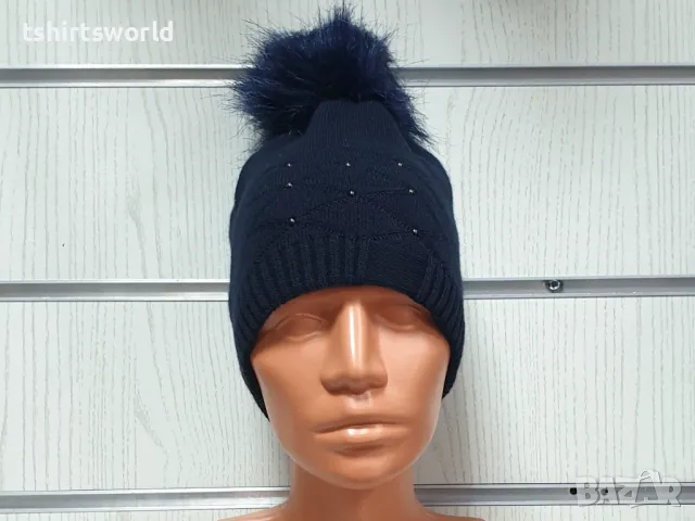 Нова зимна дамска шапка с камъчета отпред и с пух/помпон в тъмносин цвят, снимка 4 - Шапки - 48210237