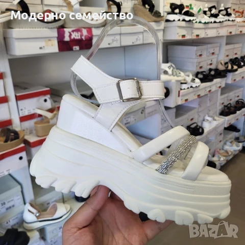 Дамски сандали на платформа в бяло 