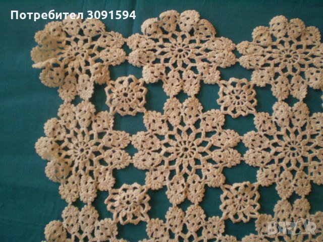 Малка бяла плетена на една кука покривка, снимка 3 - Покривки за маси - 33543935