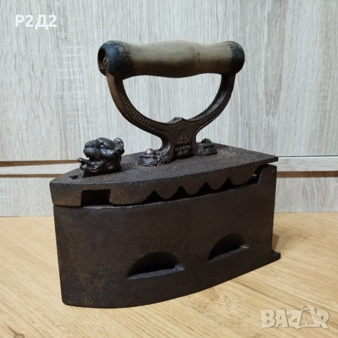 стара ютия на жар с лъвска глава 