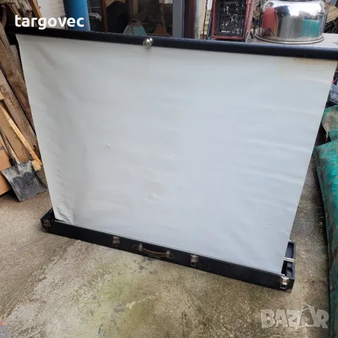 стар прожекционен екран в куфар