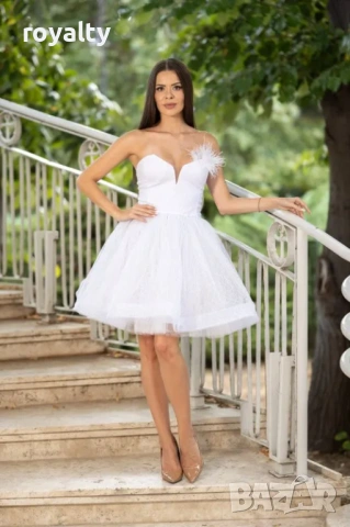 Къса бяла разкроена рокля с блясък и пера, снимка 3 - Рокли - 53528211