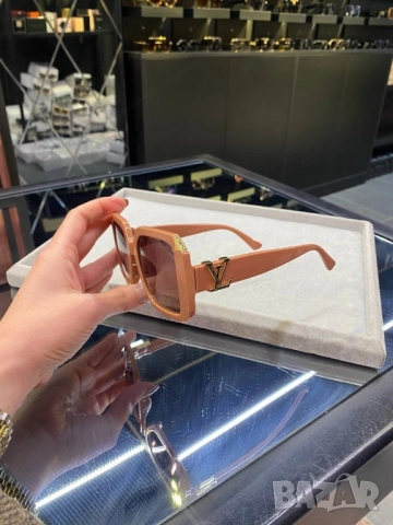 очила с черен обикновен калъф и ув защита gucci , снимка 2 - Слънчеви и диоптрични очила - 51447417