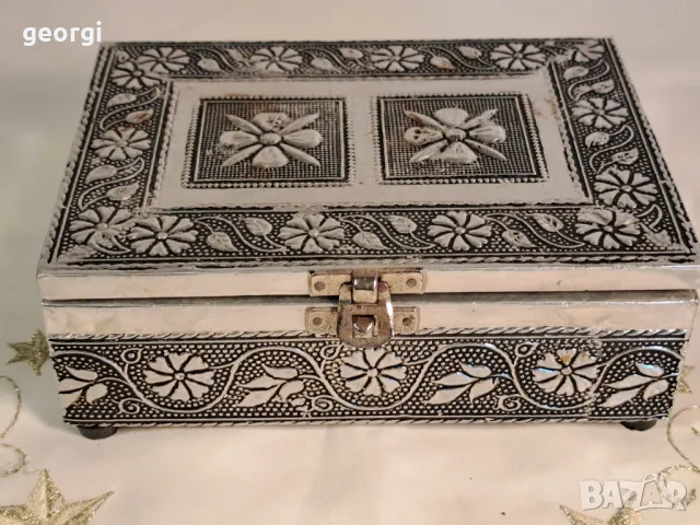 кутия за бижута с метален обков 23/5