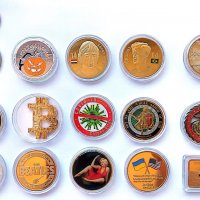 Сувенирни монети - лот - Биткоин Тръмп Хелоуин Кройф Бийтълс Титаник, снимка 1 - Нумизматика и бонистика - 37977697