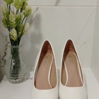 Бели/Булчински обувки , снимка 2 - Дамски обувки на ток - 37899377