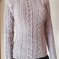 Ръчно плетен пуловер с аранови елементи, снимка 1 - Блузи с дълъг ръкав и пуловери - 22697099