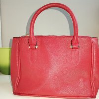 Дамска чанта MANGO, червена, с три разделения, дълга подвижна дръжка, златни ципове, много запазена, снимка 1 - Чанти - 35077096