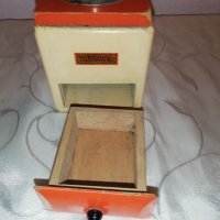 Стара мелничка с чекмедже , снимка 9 - Антикварни и старинни предмети - 38420223