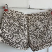 Къси панталонки BERSHKA, size 26, дънков плат, леопардови шарки, много запазени, снимка 2 - Къси панталони и бермуди - 28977637