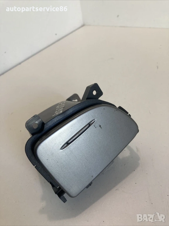 Преден пепелник за KIA Carnival 2.9 CRDi (2006–2012) 84330-4D800, снимка 1