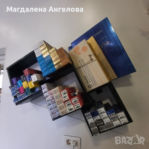 Дървени черни стелажи 