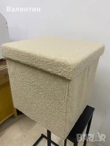 Бяла пухеста табуретка, снимка 2 - Дивани и мека мебел - 50294491