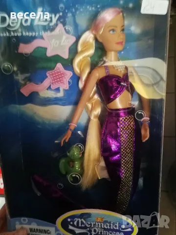 кукла  русалка с опашка, косата се мокри и се появяват розово лилави кичури