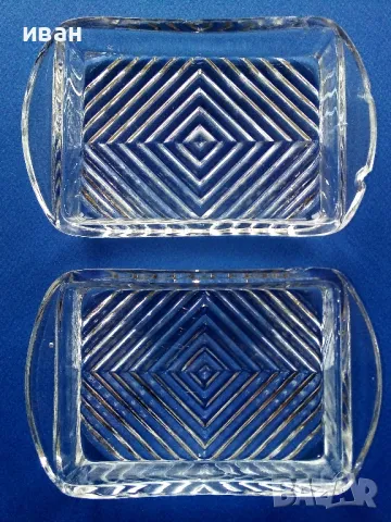 Две стари малки чинийки