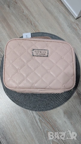 Козметична чантичка Guess, снимка 3 - Чанти - 50637564