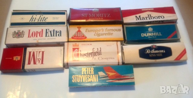 Стари празни цигарени кутии