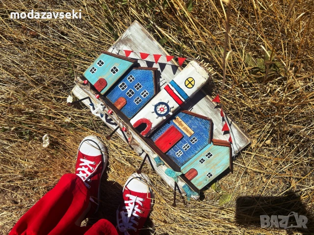 Дървена ръчно изработена закачалка морски къщички