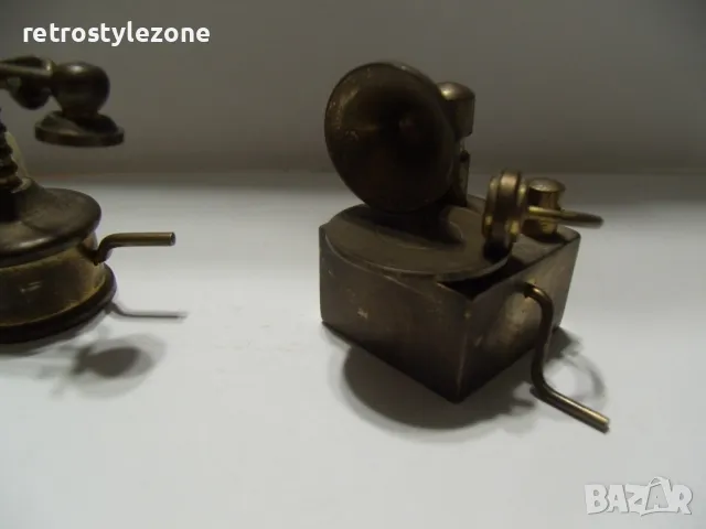 № 7822 три стари малки метални / бронзови фигурки  - грамофон , телефон , лампа / свещник  , снимка 2 - Други ценни предмети - 48605681
