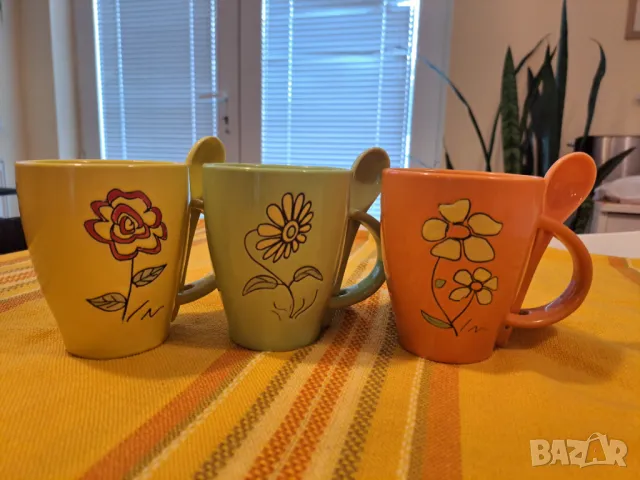 Три чаши за чай или кафе с лъжички нови