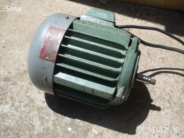 Стар български електромотор за пералня.