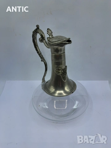 Красив декантер със заоблено тяло и капак на панти. , снимка 3 - Антикварни и старинни предмети - 53428384