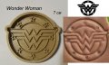 Wonder Woman Жената-Чудо лого пластмасов резец форма фондан тесто бисквитки, снимка 1 - Форми - 32240119