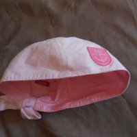 Детска шапка в розово Escada, снимка 2 - Шапки, шалове и ръкавици - 26841423