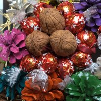 LOVE MANDARINE 🍊 Букет 💐 Бонбони LINDOR 🍬 Цветя Шишарки 🌲 Орех 🌰 Ръчна Изработка ⚒️, снимка 9 - Декорация за дома - 35129539