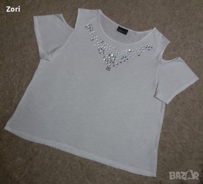 Бяла блуза с отворени рамене и камъчета около деколтето , снимка 1