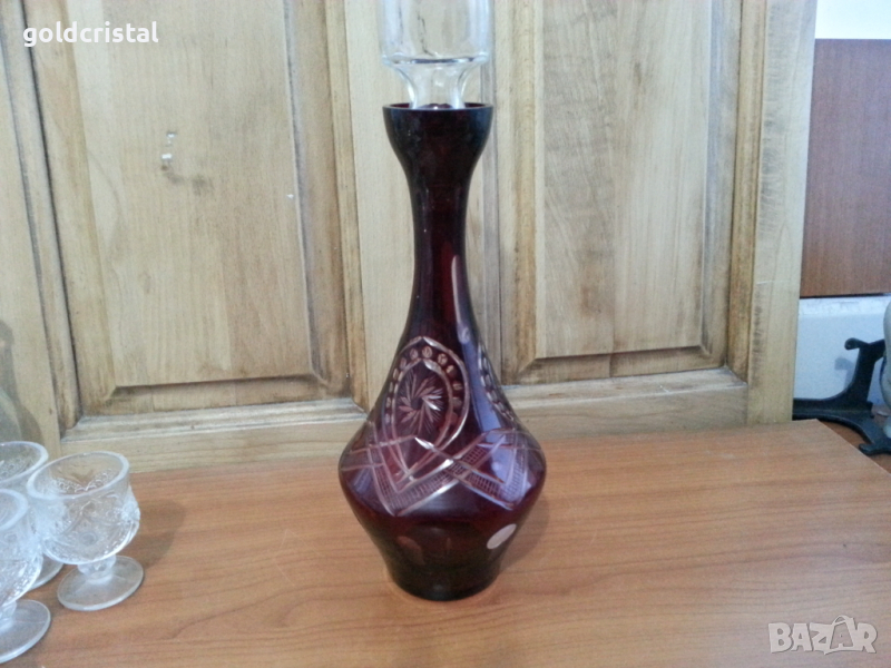 Кристална гарафа цветен червен кристал, снимка 1