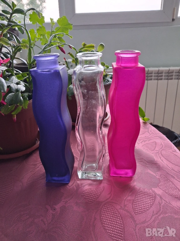 Три стъклени вази - различни цветове, снимка 1