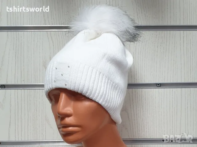 Нова зимна дамска шапка с камъчета с пух/помпон в бял цвят, снимка 4 - Шапки - 48209891