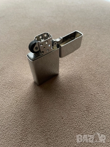 Комплект-оригинална Zippo запалка+ оригинални аксесоари: пълнител 125 ml, камъчета и фитил, снимка 4 - Запалки - 52899186