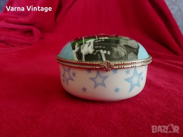 Колекционерска порцеланова кутия портрет на Елвис Пресли. Regency Fine Arts Англия., снимка 3 - Антикварни и старинни предмети - 49809483