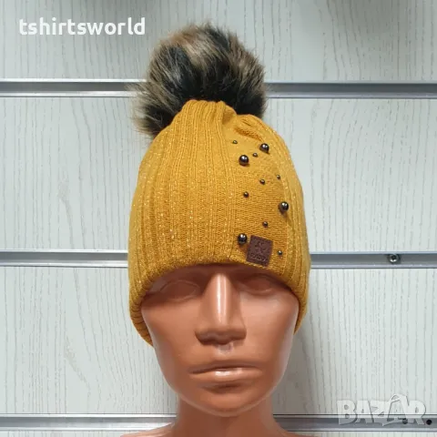 Нова зимна дамска шапка с камъчета в цвят горчица с пух/помпон, снимка 2 - Шапки - 47928089