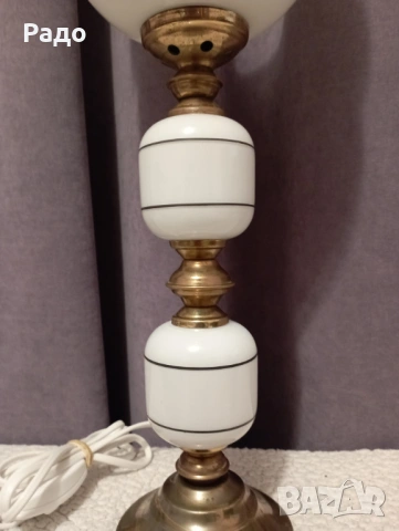 Красива старинна лампа с бял стъклен абажур, снимка 3 - Настолни лампи - 52085417