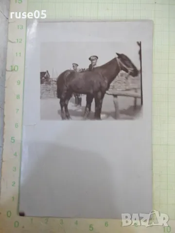 Снимка стара на двама военни с кон