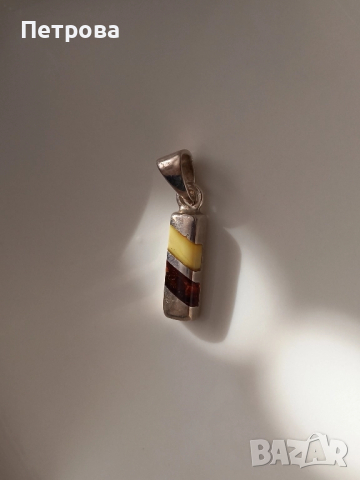 Сребърна висулка с кехлибар 