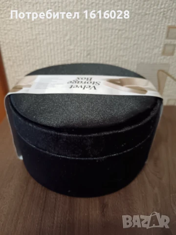 Кръгла кадифена кутия за съхранение на бижута.