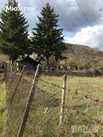 Парцел в м-ст Под Манастира с дървена постройка! Ток и вода, снимка 1